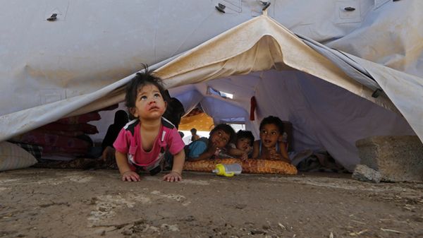 Dzieci, które zbiegły z rodzinami przed islamistami z ISIL