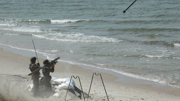 Polscy żołnierze w czasie ćwiczeń z użyciem rakiet Grom