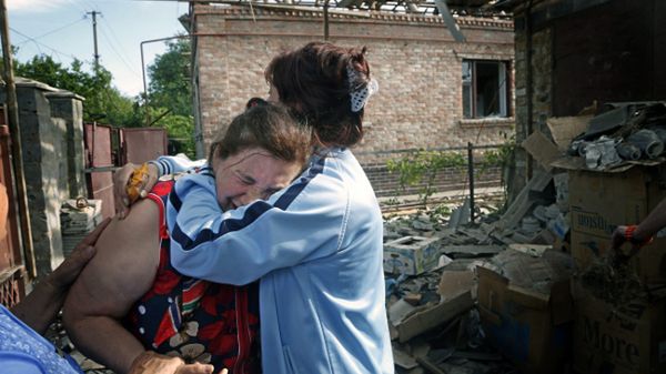 Ukrainka rozpacza z powodu domu zniszczonego podczas walk prorosyjskich separatystów i ukraińskich wojsk