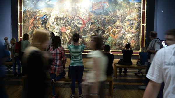 Warszawa, 18.05.2013. Zwiedzający Muzeum Narodowe oglądają "Bitwę pod Grunwaldem" Jana Matejki, w trakcie Nocy Muzeów.