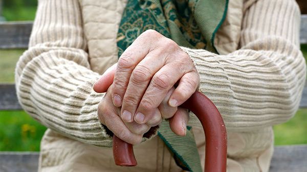 Starsza kobieta trzymała w kanapie oszczędności całego życia