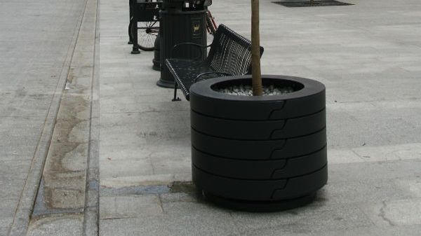 Na ul. Piotrkowskiej pojawiło się 16 takich donic. Każda kosztowała ok. 7 tys. złotych