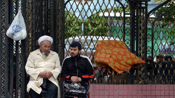 Ujgurzy przed meczetem w Urumczi