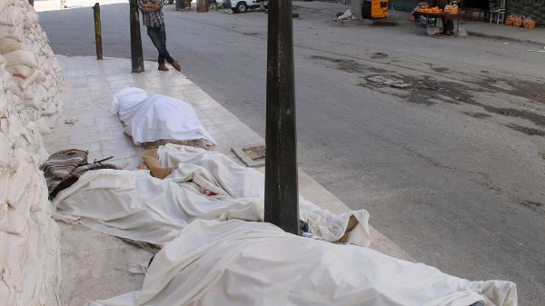 Ciała zabitych przy ulicy w Aleppo