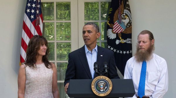 Barack Obama z rodzicami uwolnionego żołnierza