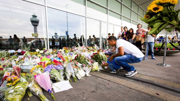 Kwiaty i kondolencyjne kartki na terminalu lotniska Schiphol