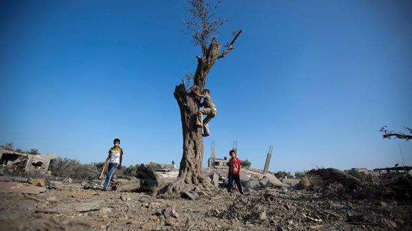 Dzieci pośród ruin w Strefie Gazy