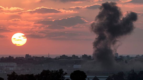 Dym po bombardowaniach nad Strefą Gazy