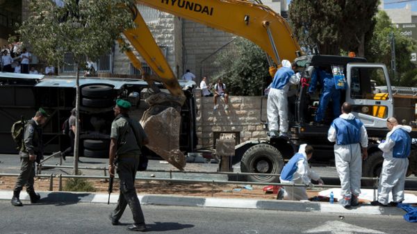 Izraelskie służby bezpieczeństwa i śledczy na miejscu ataku
