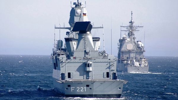 Niemiecka fregata FFG Hessen. Na dalszym planie amerykański krążownik USS Normandy
