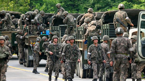 Południowokoreańscy żołnierze w czasie obławy