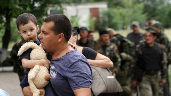 Ukraińska rodzina opuszcza swój dom w Ługańsku