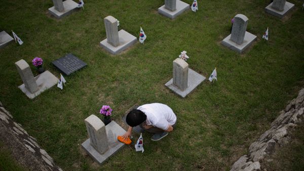 Południowokoreańska uczennica czyści nagrobek ofiary wojny koreańskiej