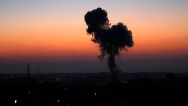 Dym po bombardowaniu nad miastem Rafah w Strefie Gazy
