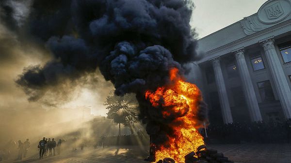 Płonące opony przed parlamentem w Kijowie