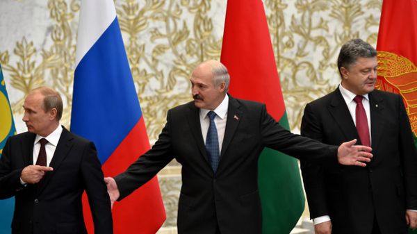 Władimir Putin, Aleksander Łukaszenka, Petro Poroszenko podczas spotkania na Białorusi 26 sierpnia