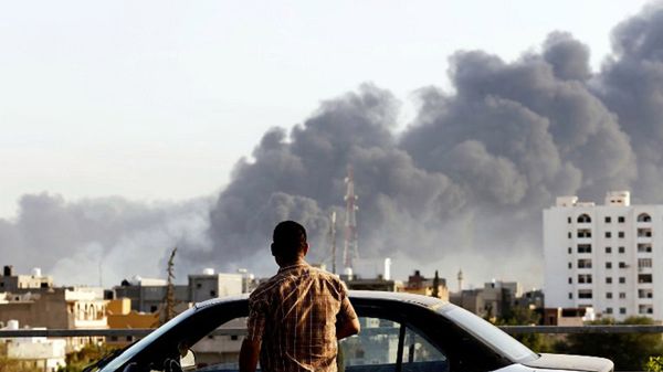 Dym unoszący się nad Trypolisem