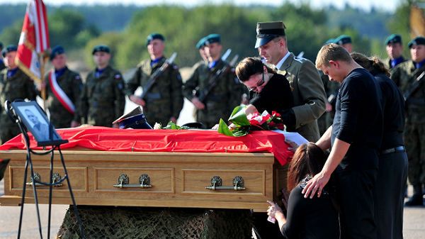 Trumna z ciałem poległego na misji w Afganistanie żołnierza Wielonarodowego Korpusu Północno-Wschodniego st. chor. Rafała Celebudzkiego