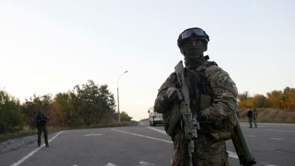 Ukraiński żołnierz na drodze niedaleko Doniecka