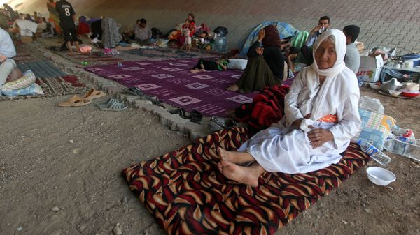 Jazydzi, którzy chronią się pod mostem na obrzeżach kurdyjskiego miasta Dohuk