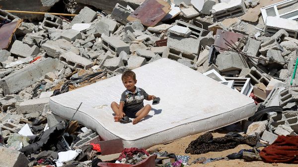 Palestyński chłopiec na ruinach domu