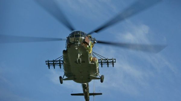 Śmigłowiec Mi-8n a pole wydobywcze ropy nad rzeką Curaray
