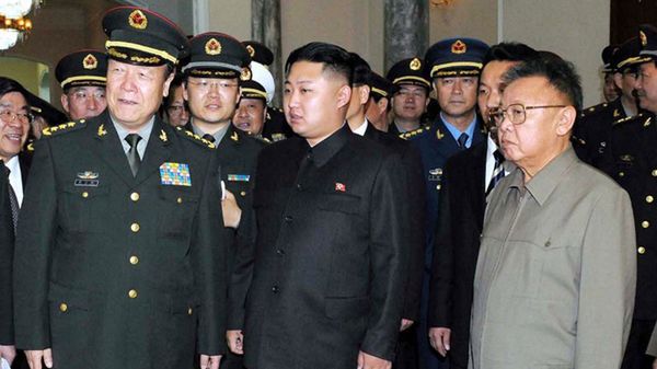 Kim Dzong Il i Kim Dzong Un w towarzystwie chińskich oficerów