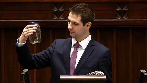 Poseł Patryk Jaki z karaluchem