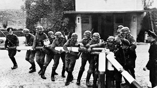 Łamanie szlabanu granicznego przez żołnierzy niemieckiej armii (zdj. arch. z 1.09.1939 r.)