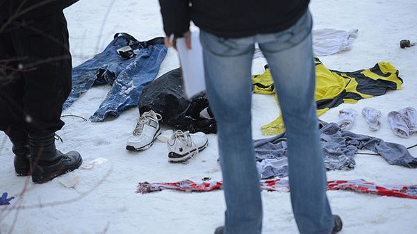 Rzeczy poszkodowanych na brzegu stawu w Parku Moczydło