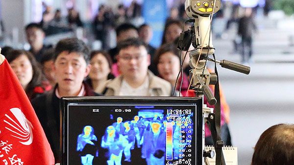 Pasażerowie z Chin badani kamerą termiczną na lotnisku w Seulu