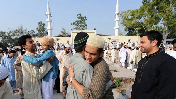 Młodzi Pakistańczycy w meczecie