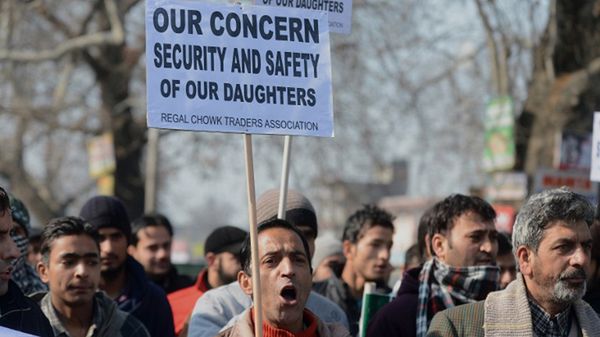 Mężczyźni protestują przeciwko atakom z użyciem kwasu w Indiach