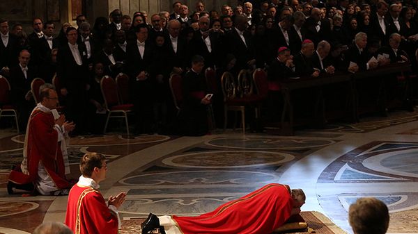 Nabożeństwo Męki Pańskiej. Papież modli się, leżąc przed ołtarzem