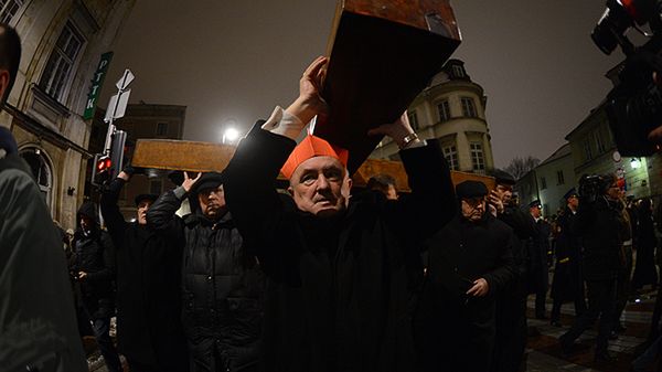 Metropolita warszawski, kardynał Kazimierz Nycz przewodniczy centralnej Drodze Krzyżowej w Warszawie