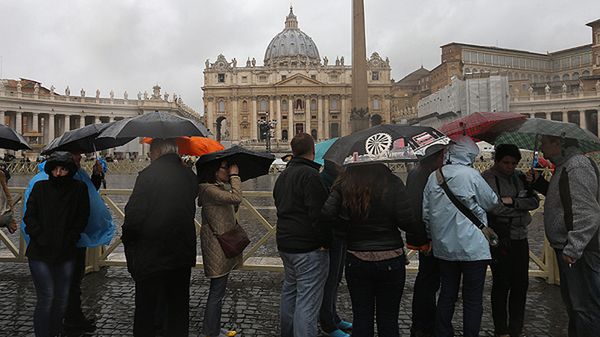 Turyści na placu Świętego Piotra w Watykanie