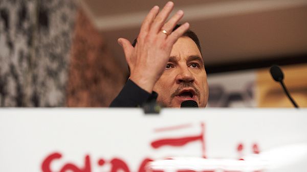 Piotr Duda przemawia w czasie spotkania pod hasłem "Platforma Oburzonych"