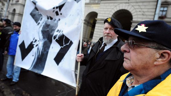 Protest przeciwko antysemityzmowi przed węgierskim parlamentem