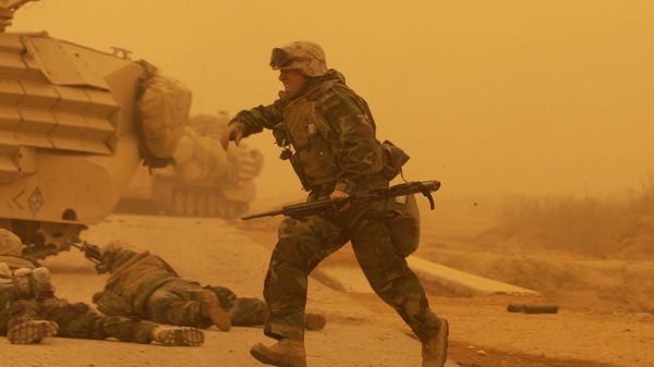 Atak moździerzowy podczas burzy piaskowej na amerykańskich żołnierzy, Bagdad, marzec 2003 r.