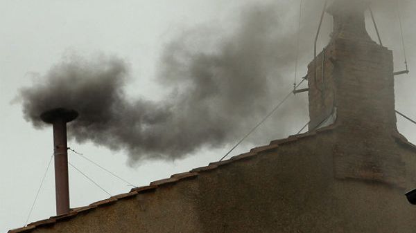 Czarny dym nad Kaplicą Sykstyńską drugiego dnia konklawe