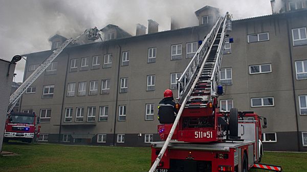 Straż pożarna gasi pożar poddasza i dachu Szkoły Podstawowej w Gorzkowicach