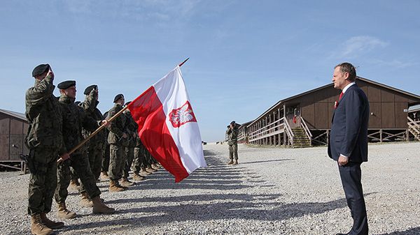 Donald Tusk z wizytą u polskich żołnierzy i policjantów służących w międzynarodowych misjach w Kosowie