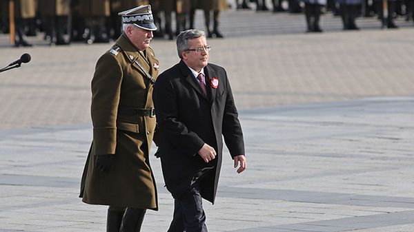Prezydent Bronisław Komorowski podczas uroczystej odprawy wart na pl. Piłsudskiego