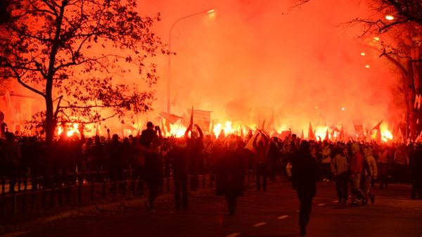 Marsz Niepodległości zatrzymany przez zamieszki w centrum stolicy