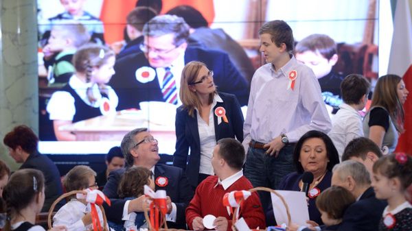 Prezydent Komorowski razem z uczniami i artystami przygotowuje kotyliony