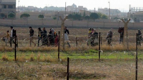 Syryjscy uchodźcy przekraczają granicę z Turcją