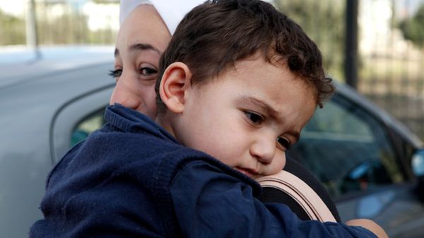 Dwuletni Bushr al-Tawashi w objęciach matki