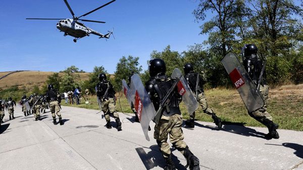 NATO-wscy żołnierze KFOR i unijni policjanci EULEX podczas wspólnych ćwiczeń