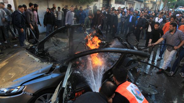 Zniszczony samochód, którym jechał Ahmed Al-Dżabari