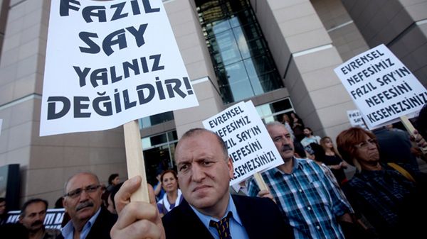 "Fazil Say nie jest sam!" - protest przed sądem w Stambule